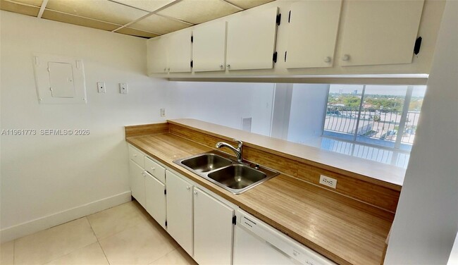 Building Photo - 7601 E Treasure Dr