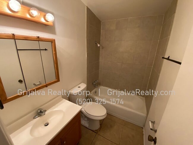 Building Photo - 1416 E Lee St