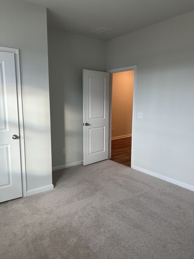 Building Photo - 293 W Bradford Pointe Drive FOR RENT!