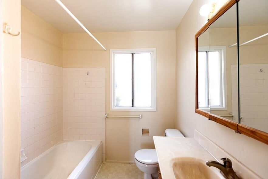 Building Photo - Beautiful 3 bed 2 bath newly renovated Kensington view home