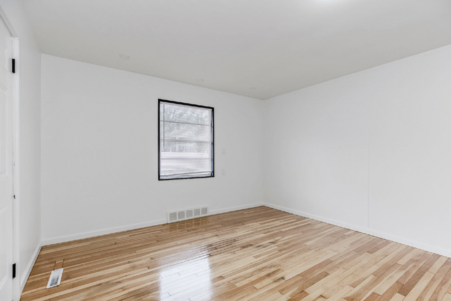 Building Photo - $1000 OFF YOUR FIRST MONTHS RENT!