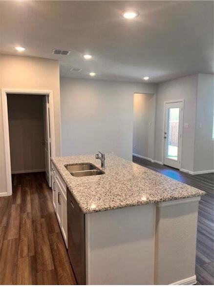 Building Photo - 900 Portina Dr