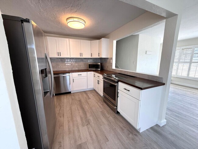 Building Photo - 3181 Hatton St