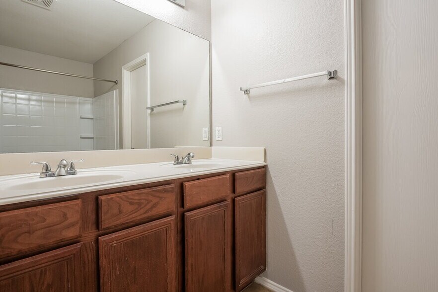 Building Photo - 1625 Grassy View Dr