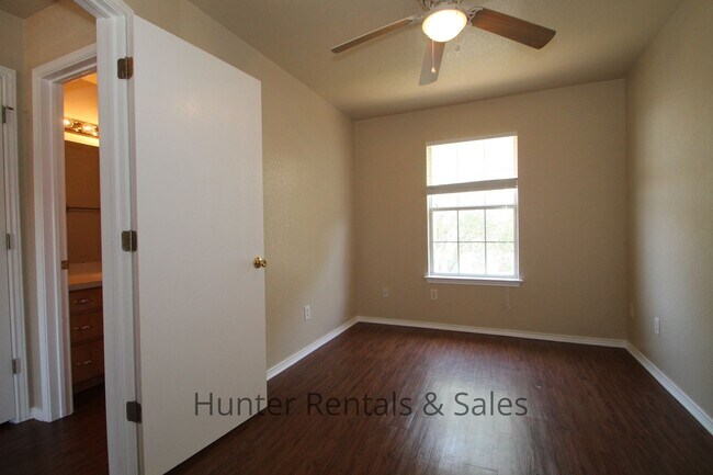 Building Photo - Fall Move!