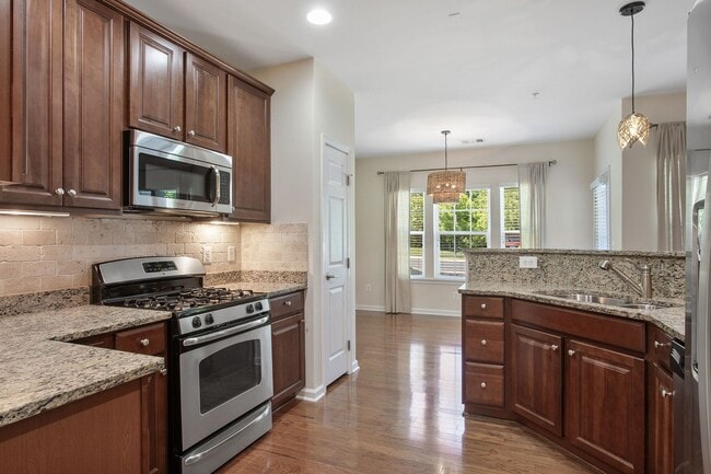 Building Photo - Stunning, Spacious 2 Bedroom Condo in Midl...
