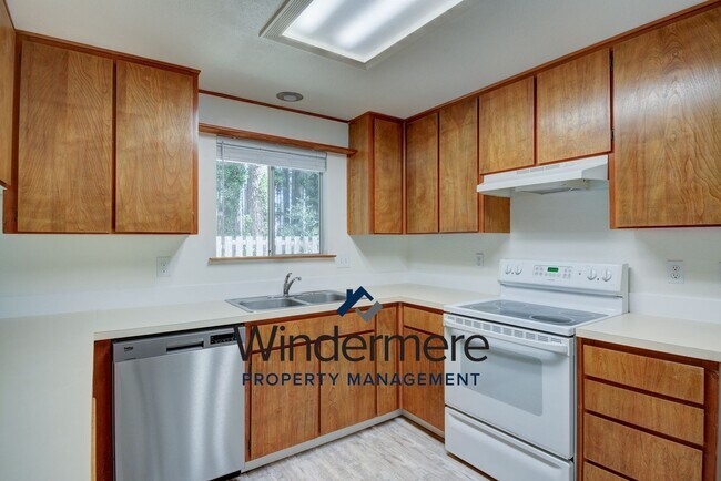 Building Photo - 4 bedroom 3 bathroom pet friendly home