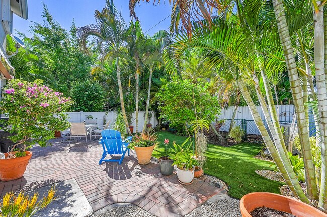 Building Photo - 2922 Port Royale Ln S