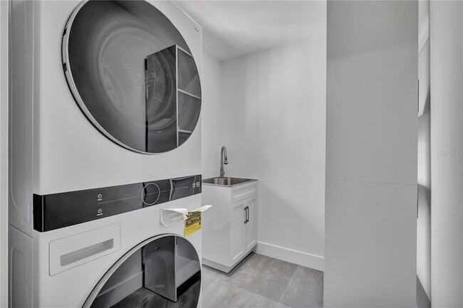 Building Photo - 15180 Lyneburg Ave