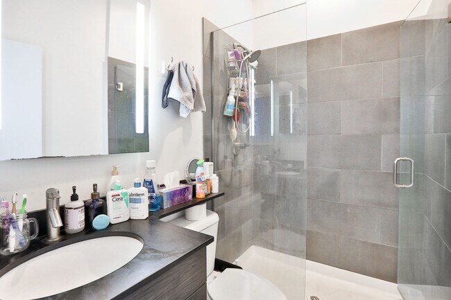 Building Photo - Video Tour- Great 3 Bedroom, 1 Bath Apartment. Located in Wicker Park/Bucktown near the Division ...