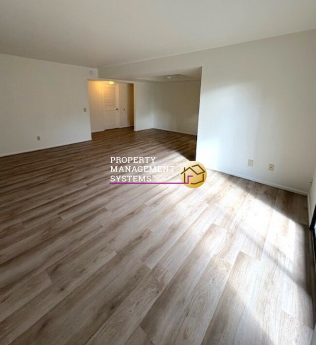 Building Photo - 2 Bedroom Condo w/ 2 Car Garage