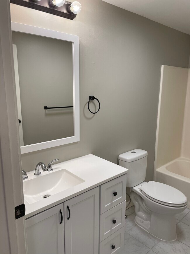 Building Photo - 23 Brook St