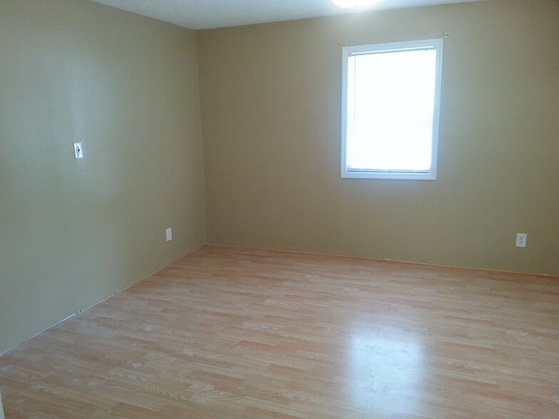 Building Photo - 813 Tippit St