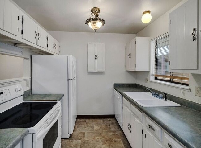 Building Photo - Cozy 2-Bedroom Condo Near CMU & St. Mary’s – Great Amenities!