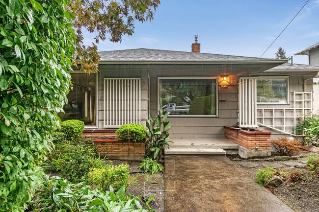 Building Photo - Sunny 4 BR home with lots of space!