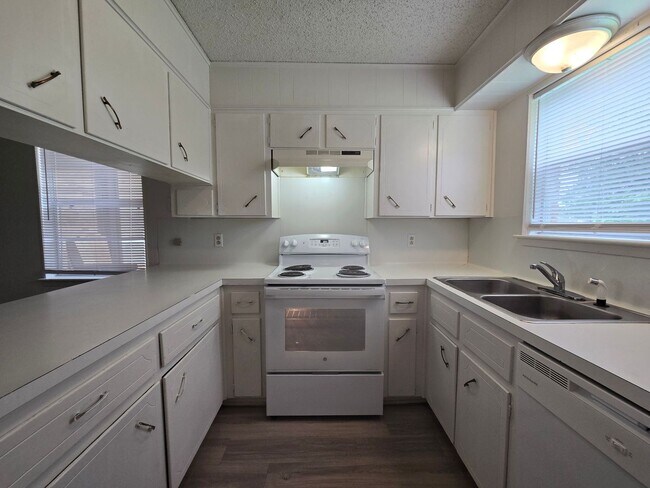 Building Photo - NEW VINYL FLOORING - AVAILABLE NOW!