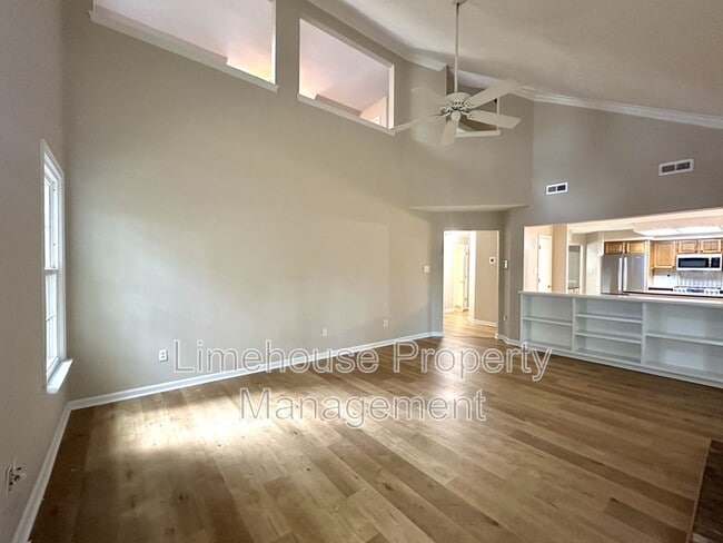 Building Photo - 2849 Crossings Dr