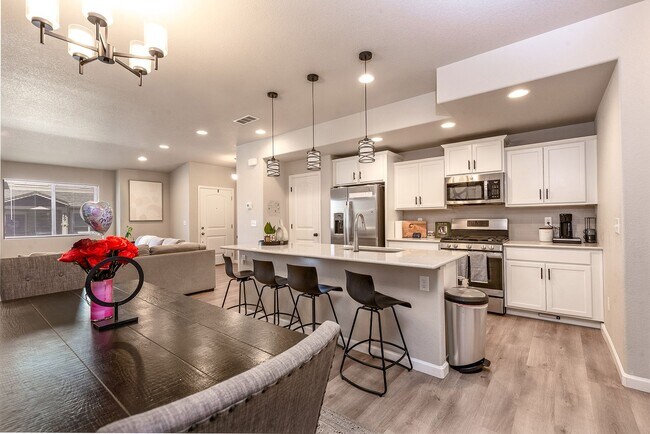 Building Photo - Townhouse Unit for Rent