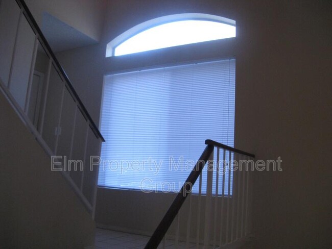 Building Photo - 1727 Comstock Dr