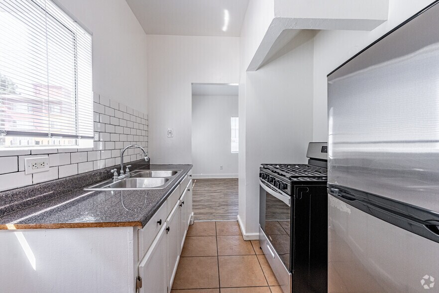 Studio, 1BA - 325SF - Kitchen - Loma Hill