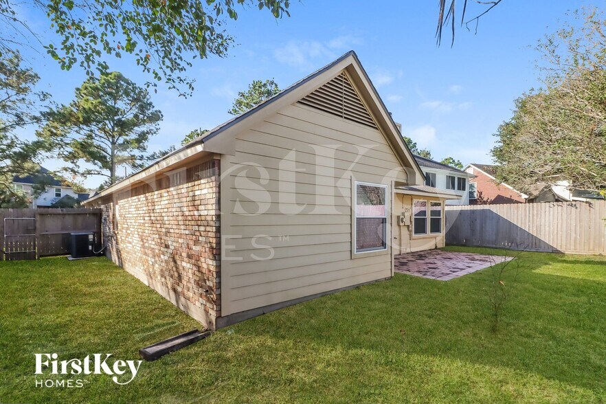 Building Photo - 8002 Tustin Dr