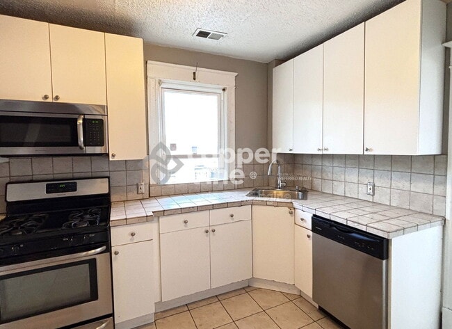 Building Photo - 146 Logan St