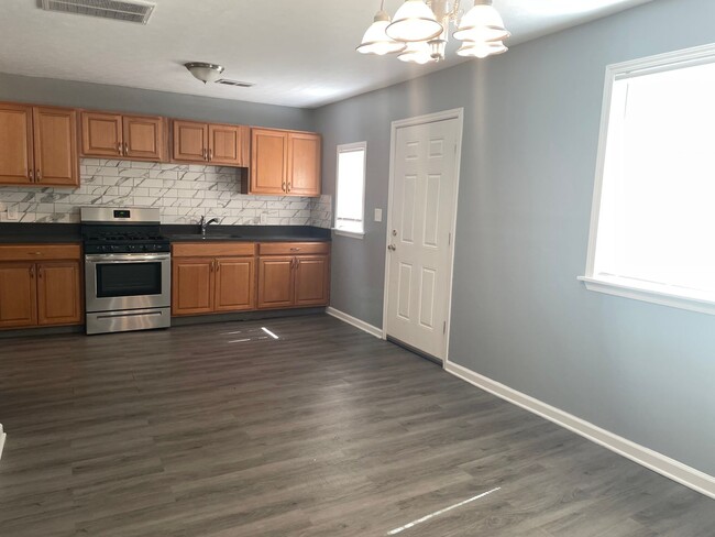 Building Photo - 2 Bed -1 Bath - Single Family Home, Recent...