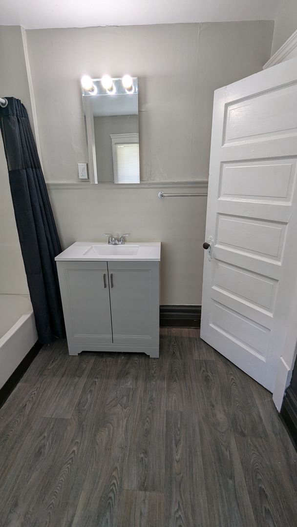 Building Photo - Spacious 5-bedroom, 1-bath home offers flexible living across multiple levels in Akron