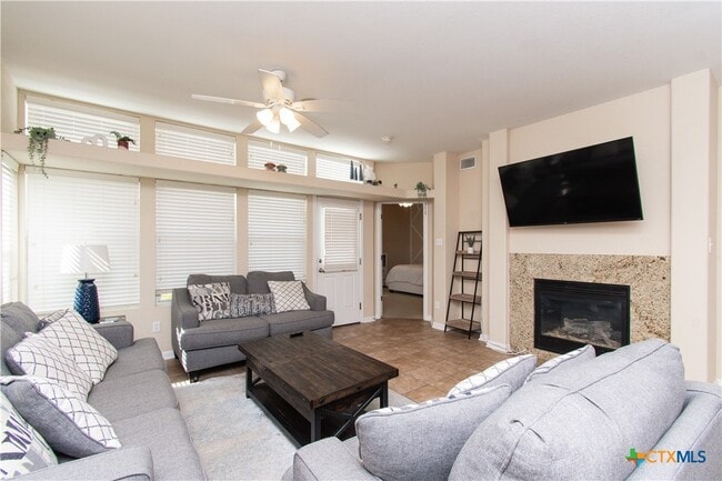 Building Photo - 421 Shadow Point