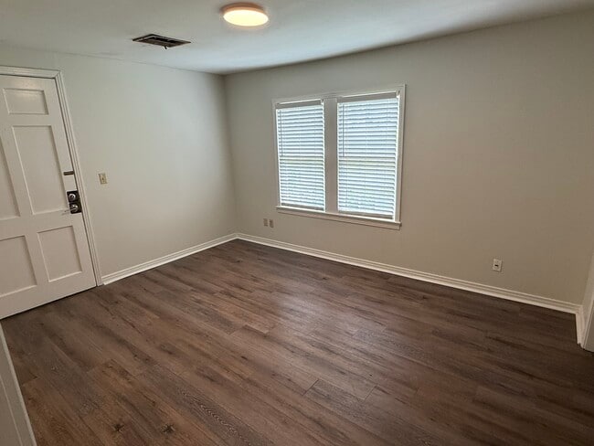 Building Photo - 641 Azalea Dr