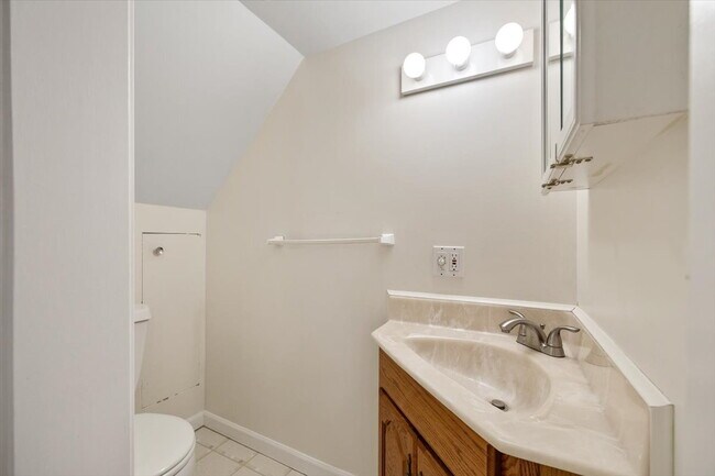 Building Photo - Spacious 3 bed 2.5 bath in Eastgate neighborhood.