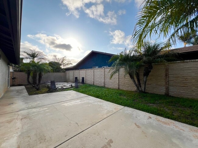 Building Photo - Single Story 3 Bedroom House in South Oceanside