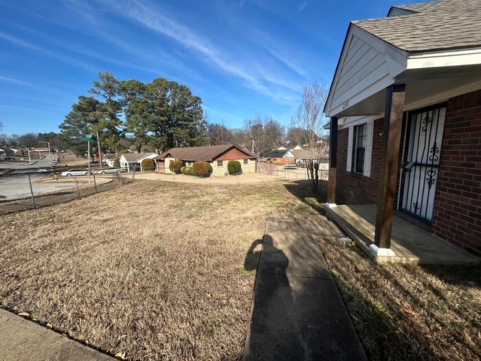 Building Photo - 2387 Rosehaven Ave