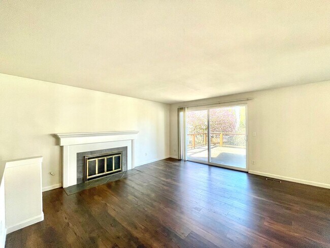 Building Photo - Mid-Century Gem in Kirkland’s Everest Park