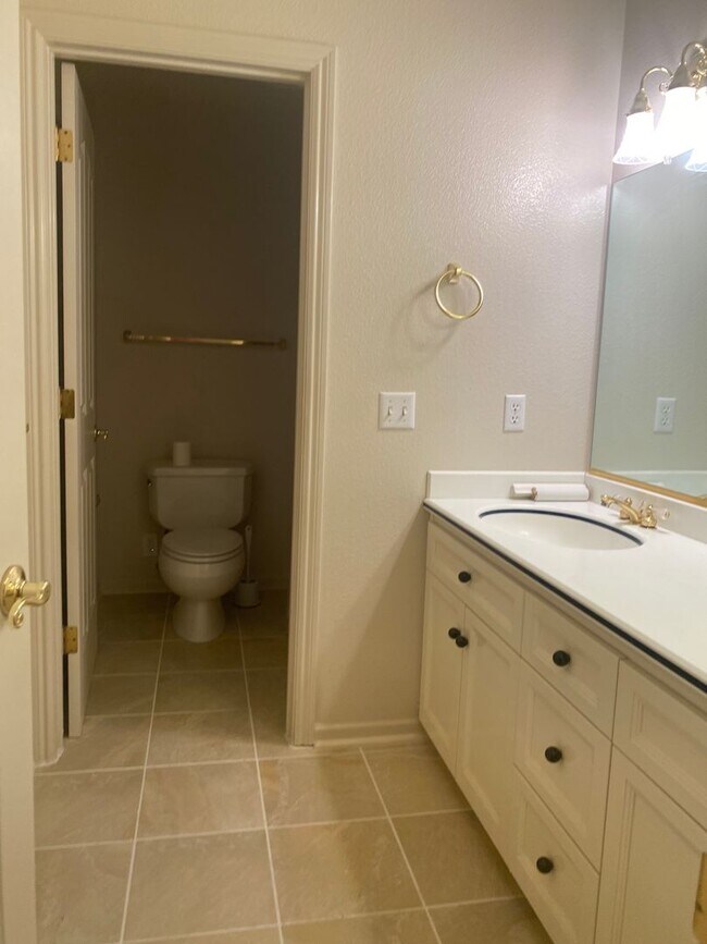 Building Photo - Beautiful Lakefront Home in the Vineyard! 55+ community