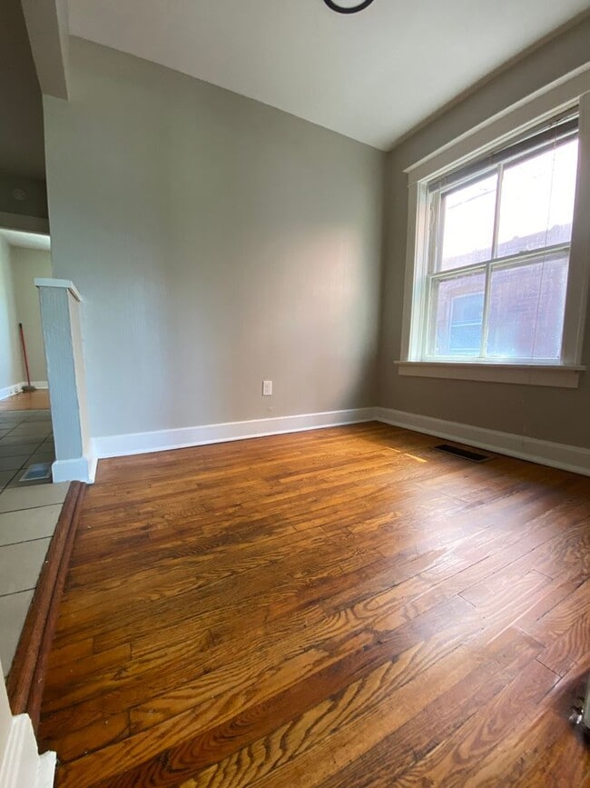 Building Photo - Charming 1 bedroom. Professionally Managed.