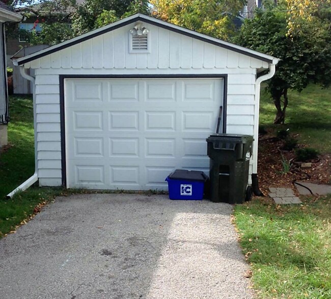 Building Photo - $1,500 | 2 Bedroom, 1 Bathroom House | No ...