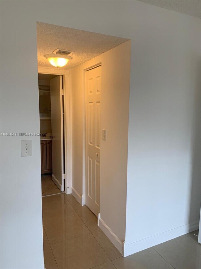 Building Photo - 2025 NE 164th St