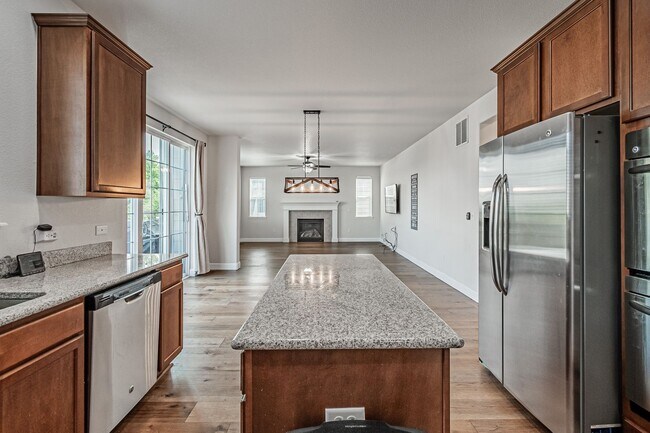 Building Photo - Spacious 5BD, 4BA Castle Rock Home with Fi...