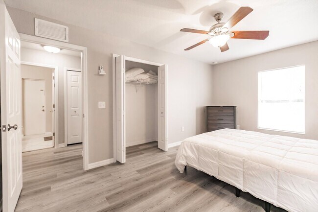 Building Photo - "Charming 3-Bedroom Home with 2 Full Baths and Spacious 2537 Sq Ft in North Port, FL!"