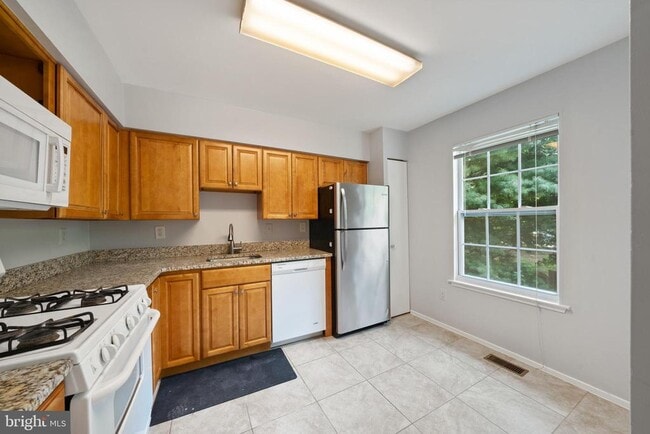 Building Photo - 7767 Hiawatha Ln