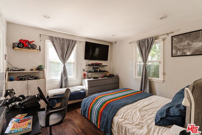 Building Photo - 5940 Matilija Ave