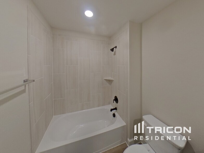 Building Photo - 1207 Bullock Dr