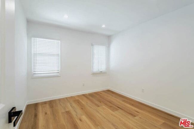 Building Photo - 815 W Glenoaks Blvd