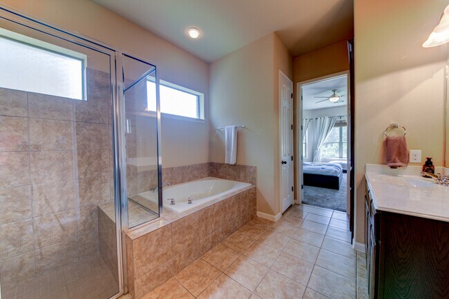 Building Photo - 308 Entrada Way