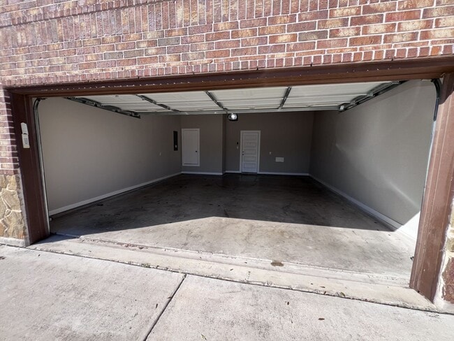 Building Photo - Beautiful Townhouse in New Braunfels!