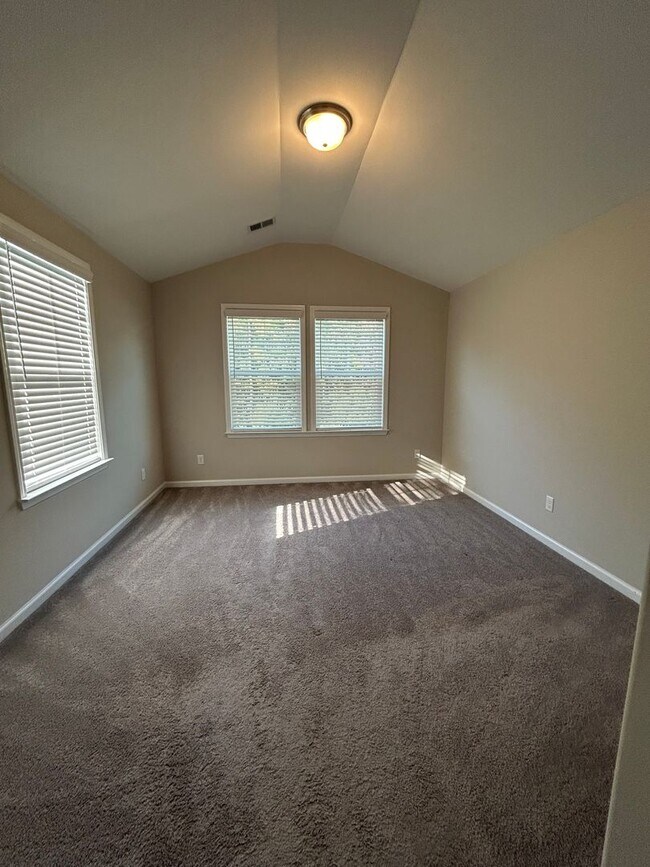 Building Photo - Spacious End Unit in Prime Location!