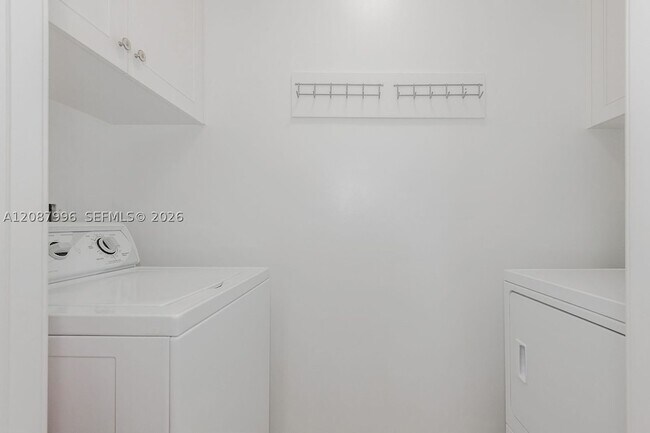Building Photo - 3020 NE 32nd Ave
