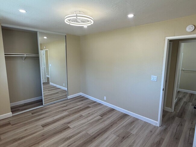 Building Photo - 1048 Mohr Ln