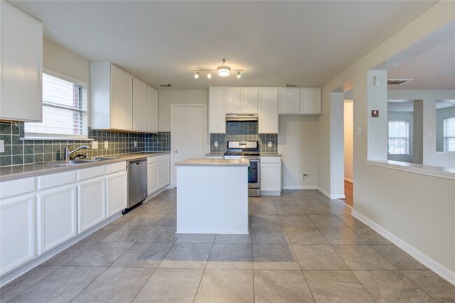 Building Photo - 15518 Miller House Ln